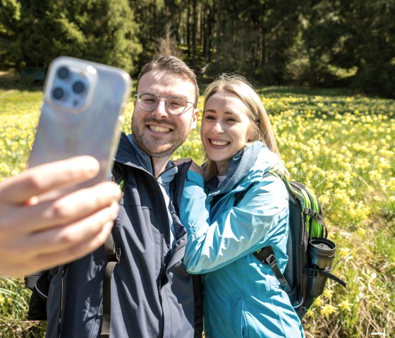 Selfie mit Narzissenwiese, © Städteregion Aachen, Dominik Ketz