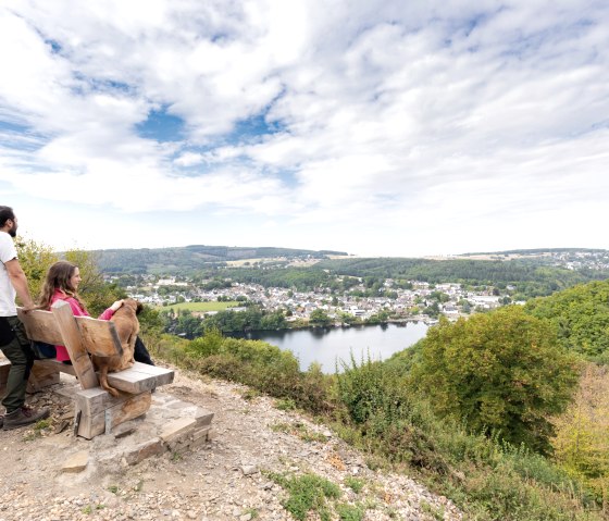 Rasten mit Blick auf Obermaubach, © Eifel Tourismus GmbH, AR-shapefruiteAG