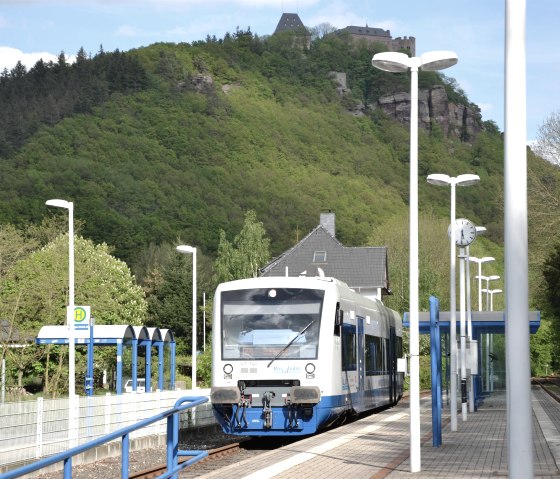 De Rurtalspoorbaan voor Kasteel Nideggen, © Rurtalbahn GmbH