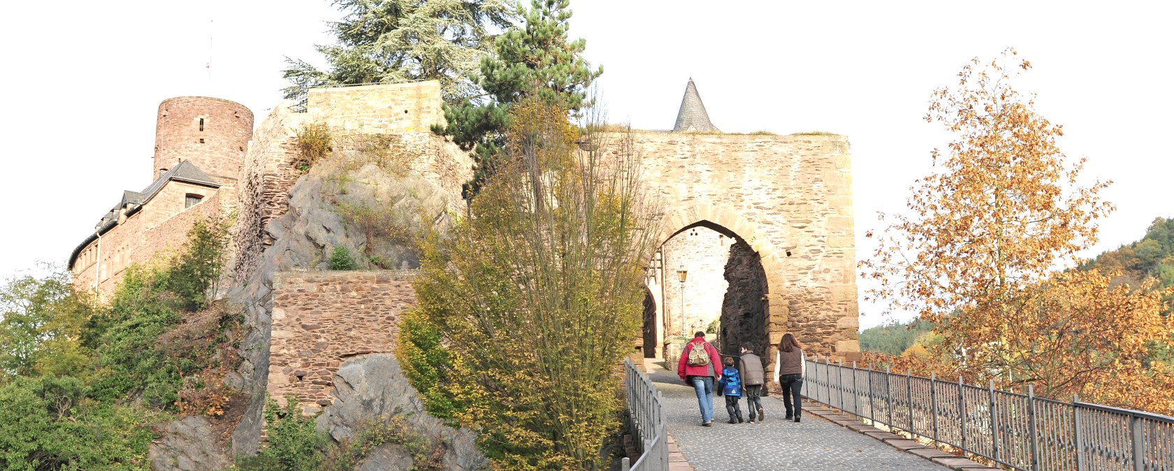 Die Burg Hengebach ist nur eine von unseren Sehenswürdigkeiten