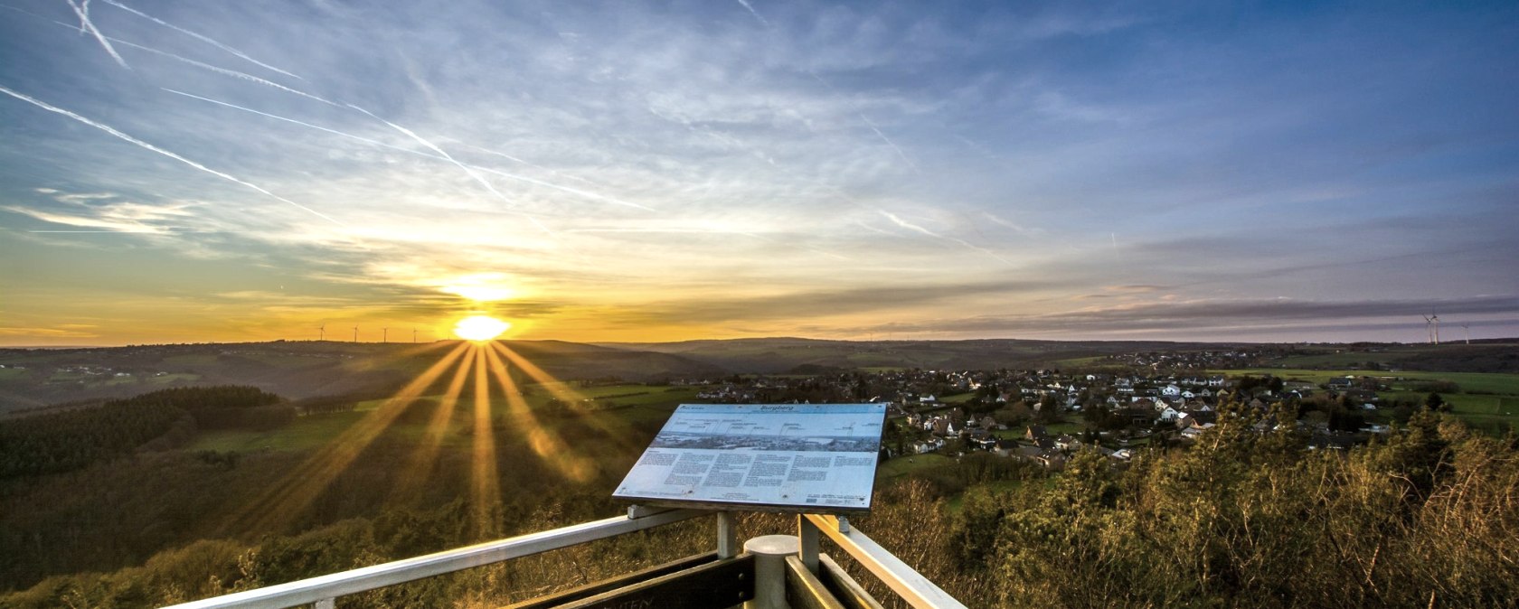 Sonnenuntergang am Krawutschketurm auf dem Burgberg in der Rureifel, © Andy Holz | Kreis Düren