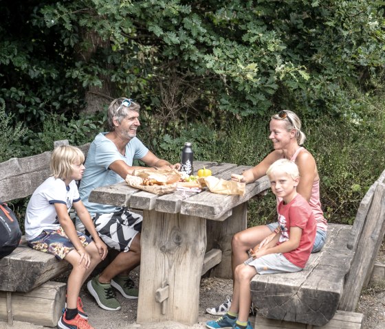 Radfahrer am Picknickplatz, © Dennis Stratmann | Grünmetropole e.V.