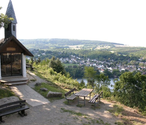 La chapelle forestière au-dessus du lac de barrage d'Obermaubach, © Rureifel-Tourismus e.V.