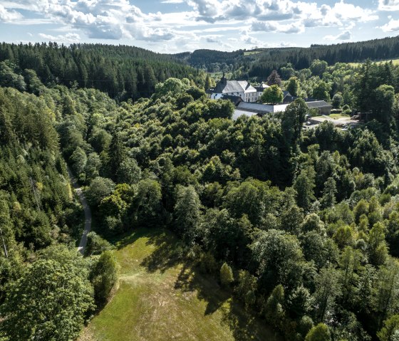 Le monastère de Reichenstein vu de loin, © Eifel-Tourismus GmbH, Dennis Stratmann