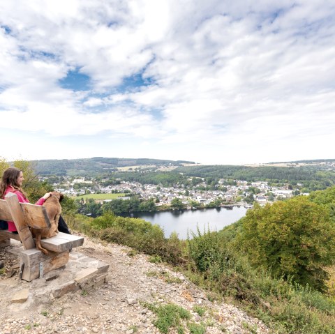 Rasten mit Blick auf Obermaubach, © Eifel Tourismus GmbH, AR-shapefruiteAG