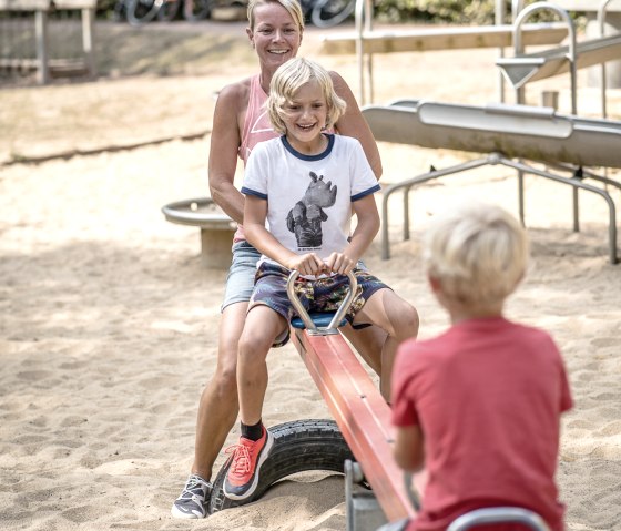 Familie auf dem Spielplatz im Kurpark Heimbach, © Dennis Stratmann | Grünmetropole e.V.