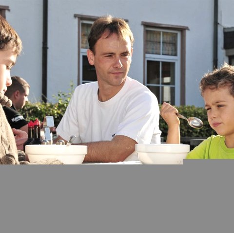 Erbsensuppe auf der Terrasse, © Rureifel-Tourismus e.V.