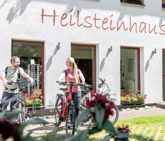 Verhuur van elektrische fietsen bij het Heilsteinhaus, © Eifel Tourismus GmbH, AR-shapefruit AG