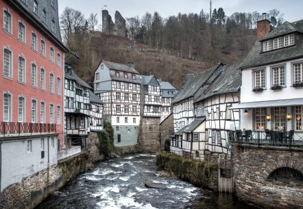 zwei-abschnitte-des-weges-rund-um-monschau-mit-voe