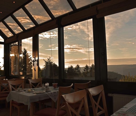 Wintergarten-bei-Sonnenaufgang, © seeblick-eifel.de