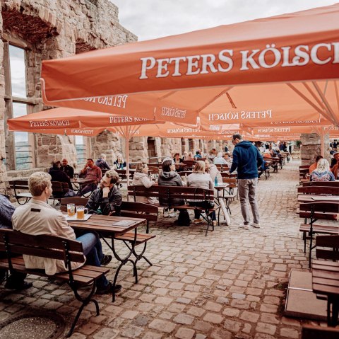 Gezellige sfeer in de biertuin, © Burgrestaurant Nideggen