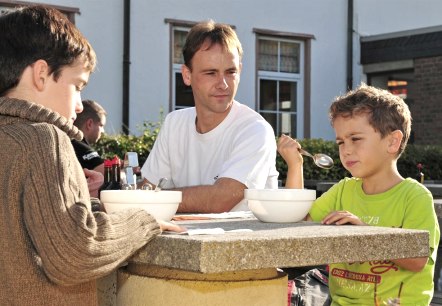 Erbsensuppe auf der Terrasse, © Rureifel-Tourismus e.V.