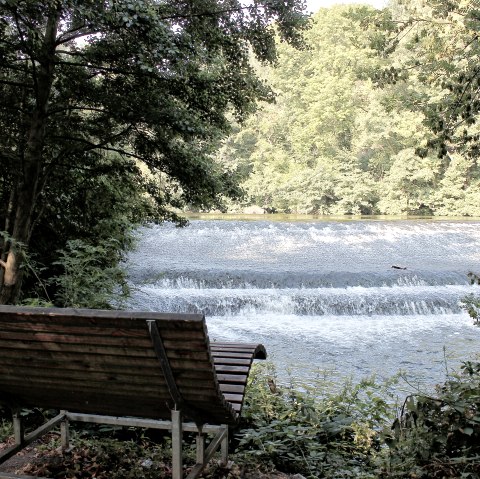 Auszeit an der Rur mit kleinem Wasserfall, © Rureifel-Tourismus e.V.