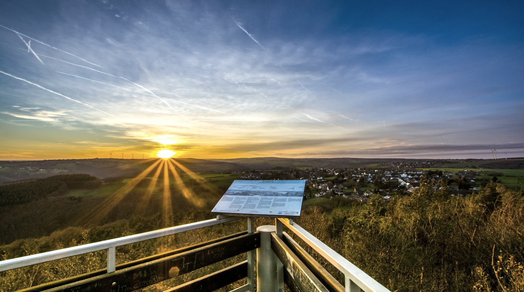 Das perfekte Finale eines tollen Wandertages: Die Aussicht vom Krawutschketurm, © Andy Holz - huertgenwaldwetter.de