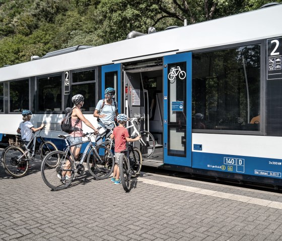 Radfahrer beim Einstieg in die Rurtalbahn am Bahnhof Heimbach, © Dennis Stratmann | Grünmetropole e.V.