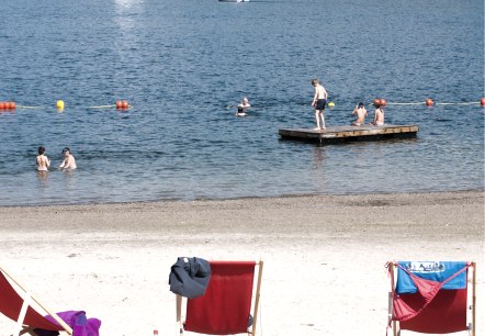 Ein wunderbarer Blick auf den Rursee mit den badenden Kinder vom Sonnenstrand Eschauel, © Beachclub Eschauel