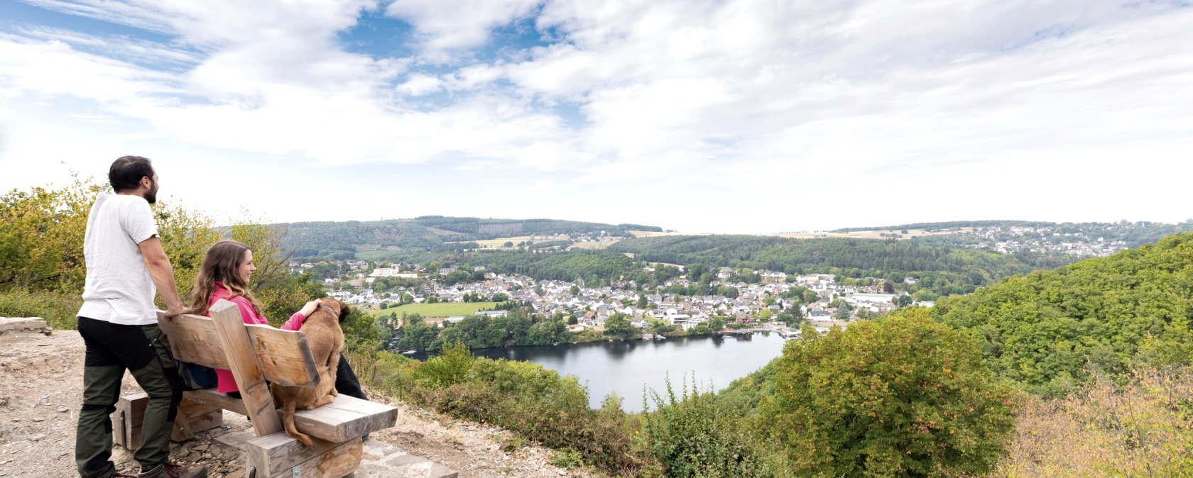 Rasten mit Blick auf Obermaubach, © Eifel Tourismus GmbH, AR-shapefruiteAG