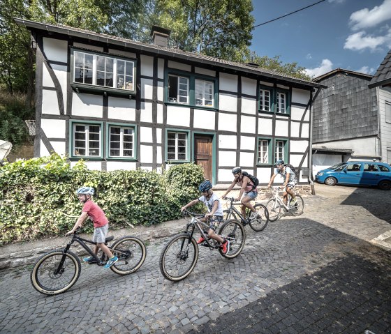 Radfahrer im Ortskern von Heimbach, © Dennis Stratmann | Grünmetropole e.V.