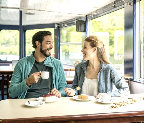 Café et gâteau pendant la croisière, © Eifel Tourismus GmbH, Dominik Ketz