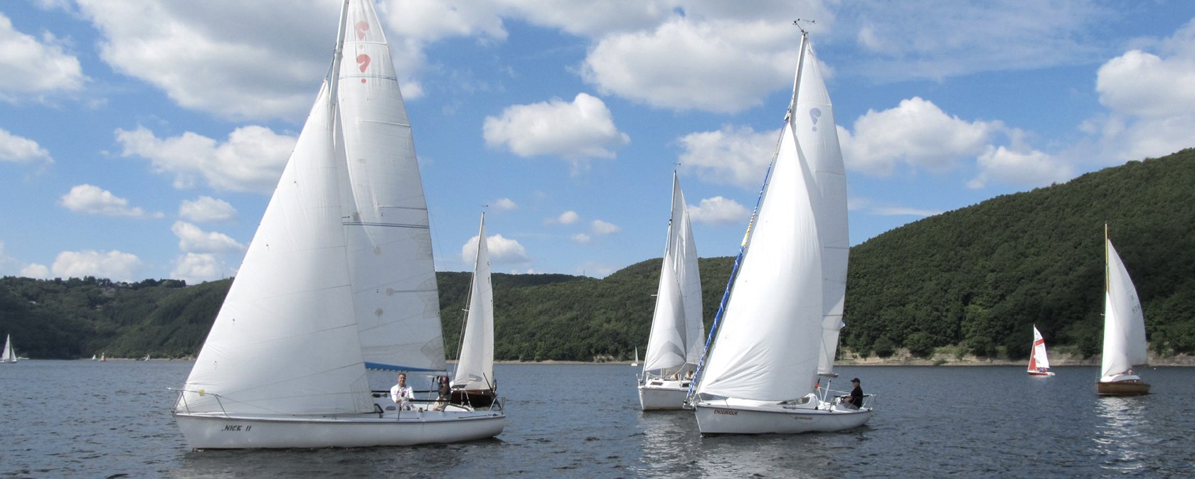 Ein idyllisches Bild: Segelboote auf dem Rursee, © Wassersport Becker