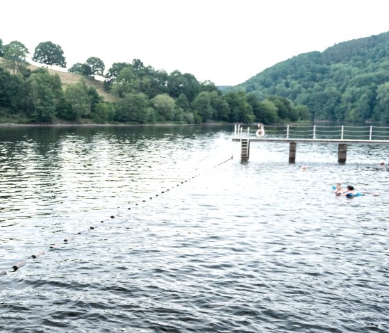 Blick aufs Wasser im Naturerlebnisbad Einruhr, © Eifel Tourismus GmbH, D. Ketz