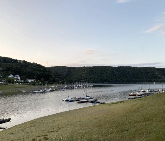 Ausblick auf den Rursee  bei Sonnenuntergang, © Rursee-Touristik GmbH