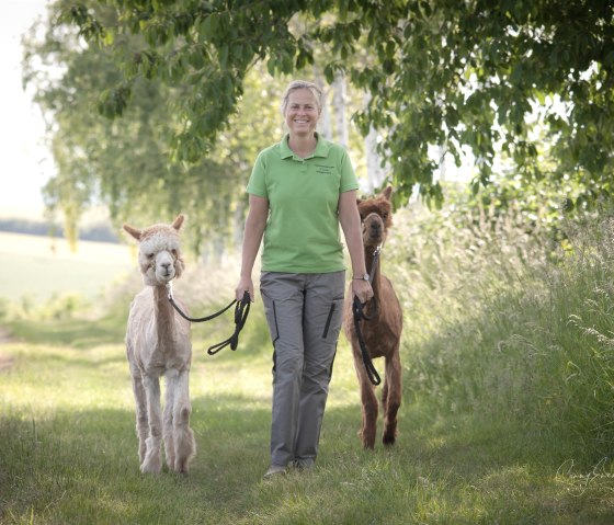 Alpakawanderung durch die Natur, © Anne Knein