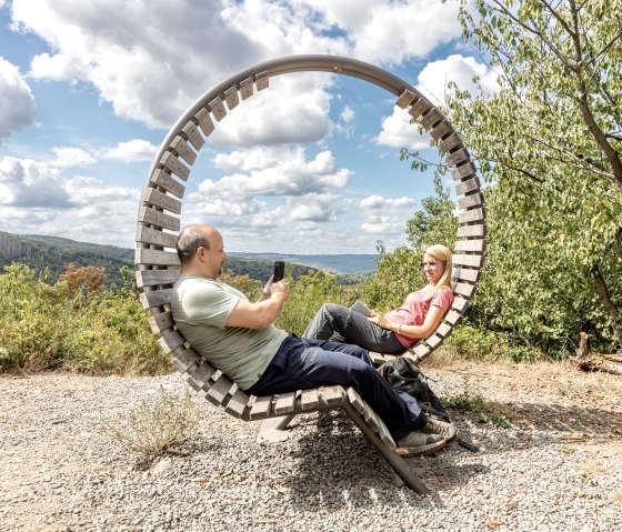 Nimm Platz im Eifel-Loop auf dem Meuchelberg, © Eifel Tourismus GmbH, AR-shapefruitAG