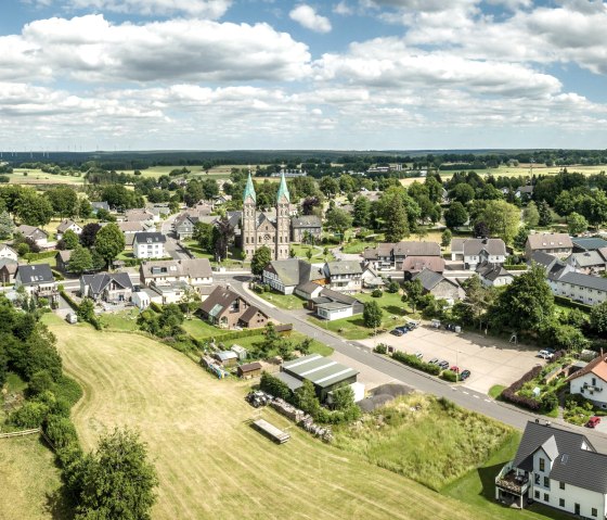 Kalterherberg mit Eifeldom, © Eifel Tourismus GmbH, Dominik Ketz