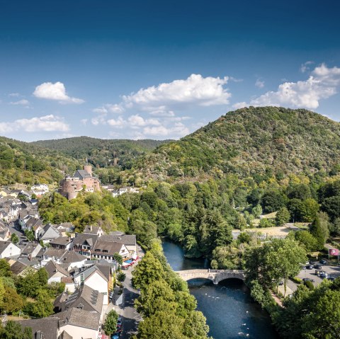 Heimbach in der Eifel mit dem Meuchelberg und Burg Hengebach, © Dennis Stratmann | Grünmetropole e.V.