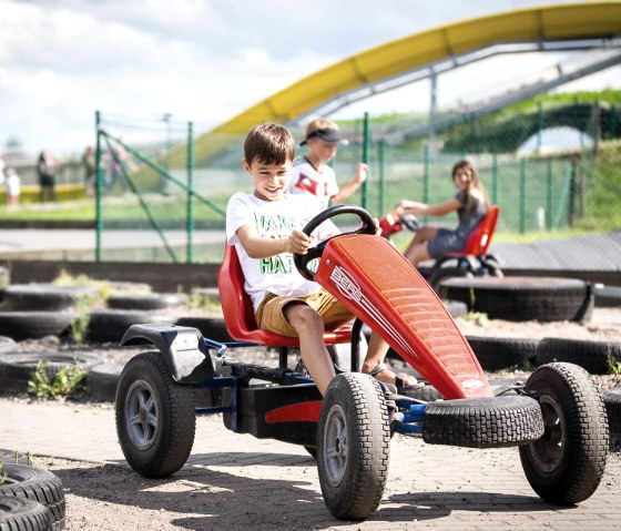 Unterwegs auf dem Tretauto, © Sebastian Lehmann, L-S-Photographie.de