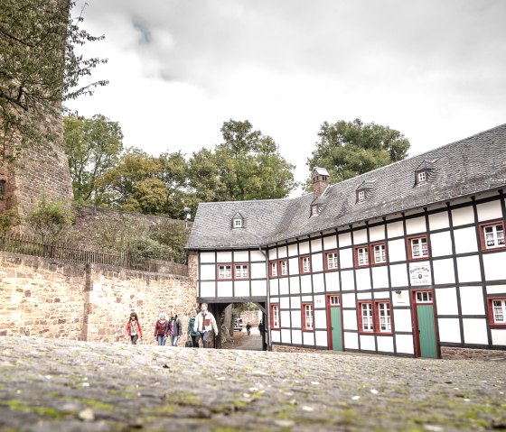 Die Vorburg von Burg Nideggen, © Dennis Stratmann | Kreis Düren