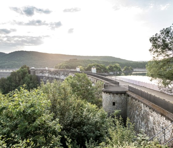 Der Wanderweg Wasserlandroute führt über die Urftstaumauer, © Eifel Tourismus GmbH/D. Ketz