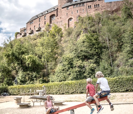 Familie auf dem Spielplatz im Kurpark Heimbach unterhalb Burg Hengebach, © Dennis Stratmann | Grünmetropole e.V.