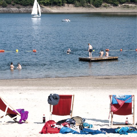 Ein wunderbarer Blick auf den Rursee mit den badenden Kinder vom Sonnenstrand Eschauel, © Beachclub Eschauel